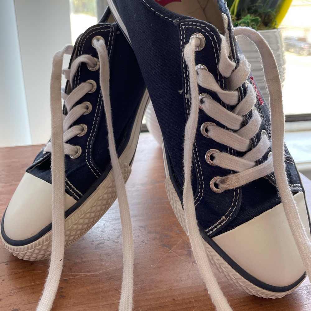Levi’s navy blue sneakers